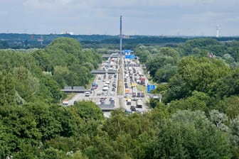 Autos fahren auf der A1 (Symbolbild): Die Norderelbbrücke wird wegen Bauarbeiten zum Nadelöhr.
