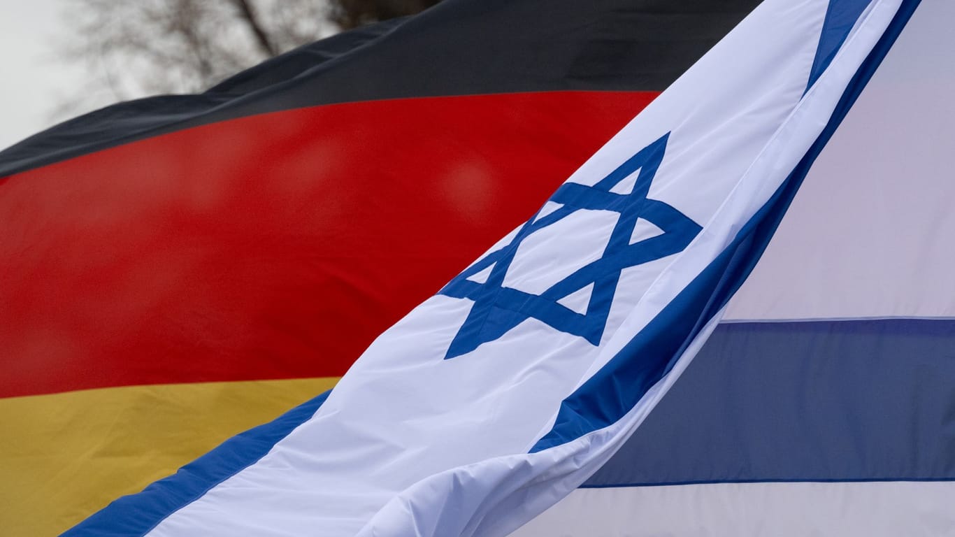 Die deutsche und israelische Flagge: Deutschland darf seine Rüstungsexporte nach Israel fortsetzen.