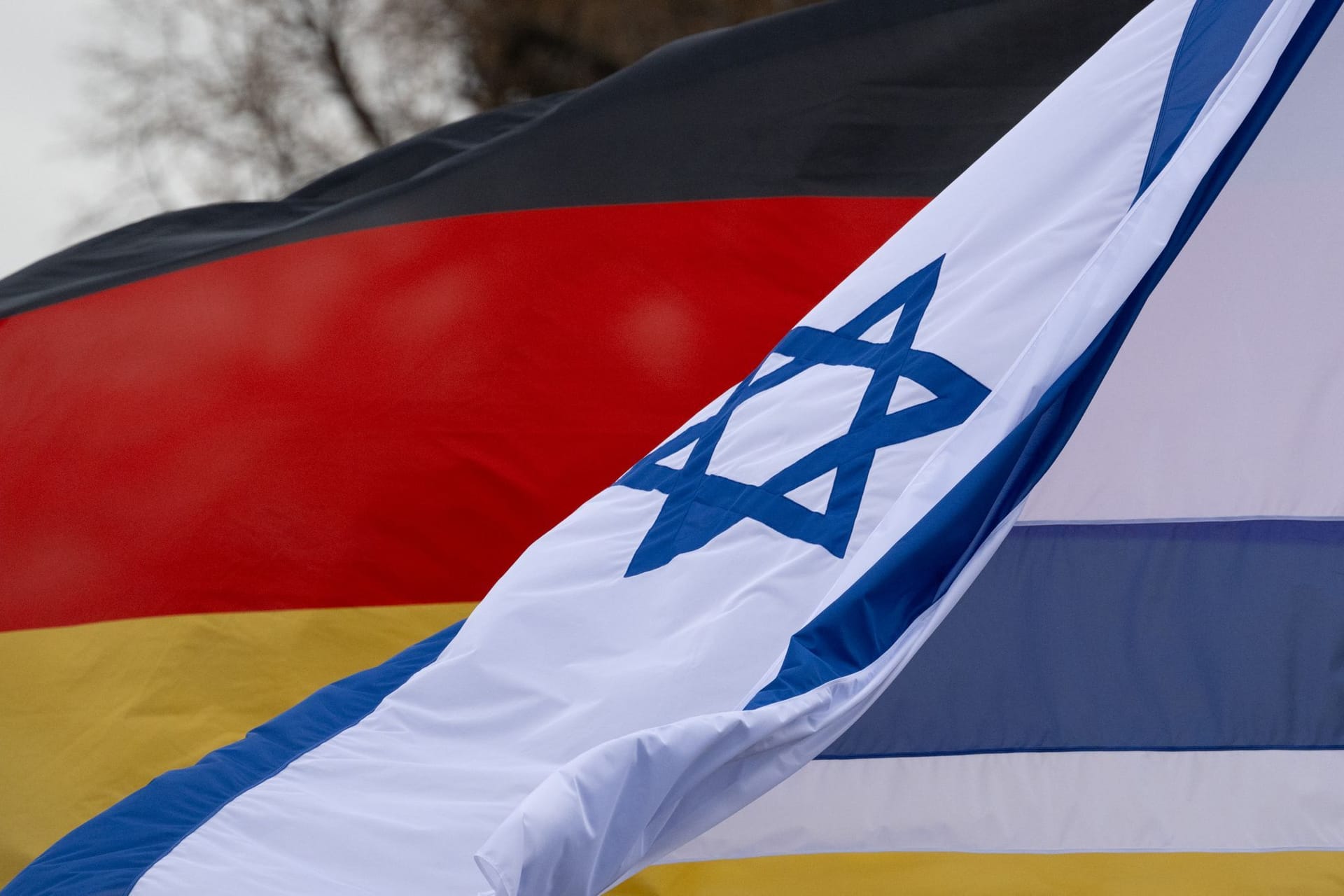 Die deutsche und israelische Flagge: Deutschland darf seine Rüstungsexporte nach Israel fortsetzen.