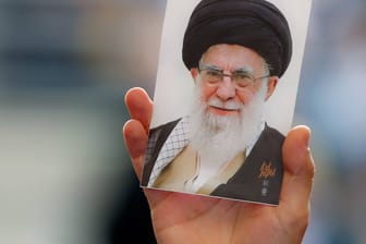 Irans geistlicher Führer, Ayatollah Ali Chamenei, hat seinem Volk Rache an Israel versprochen.