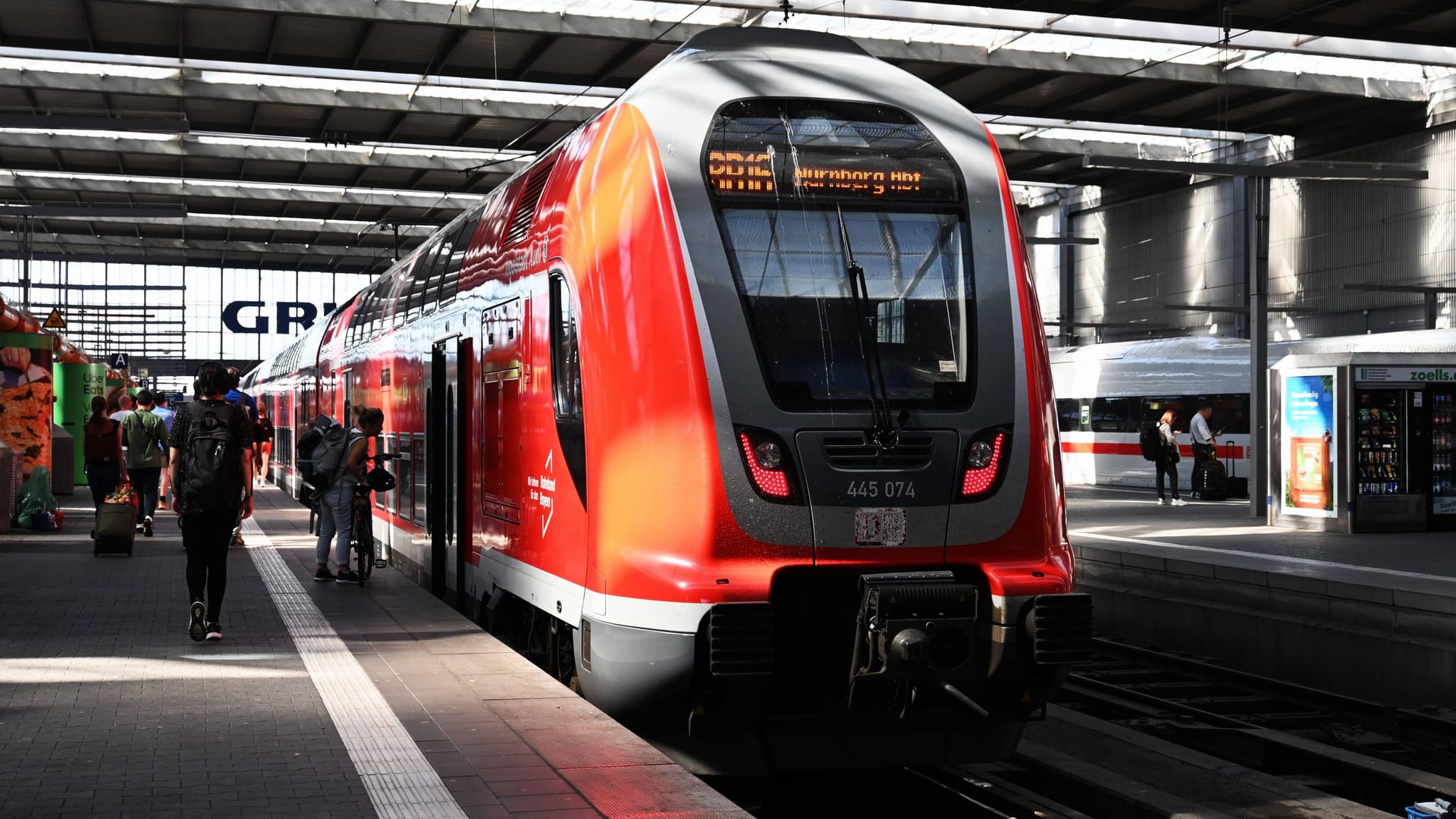 Ein Regionalzug, der nach Nürnberg fährt, wartet am Münchner Hauptbahnhof (Archivbild): Neben Verspätungen fallen immer wieder auch Züge komplett aus.