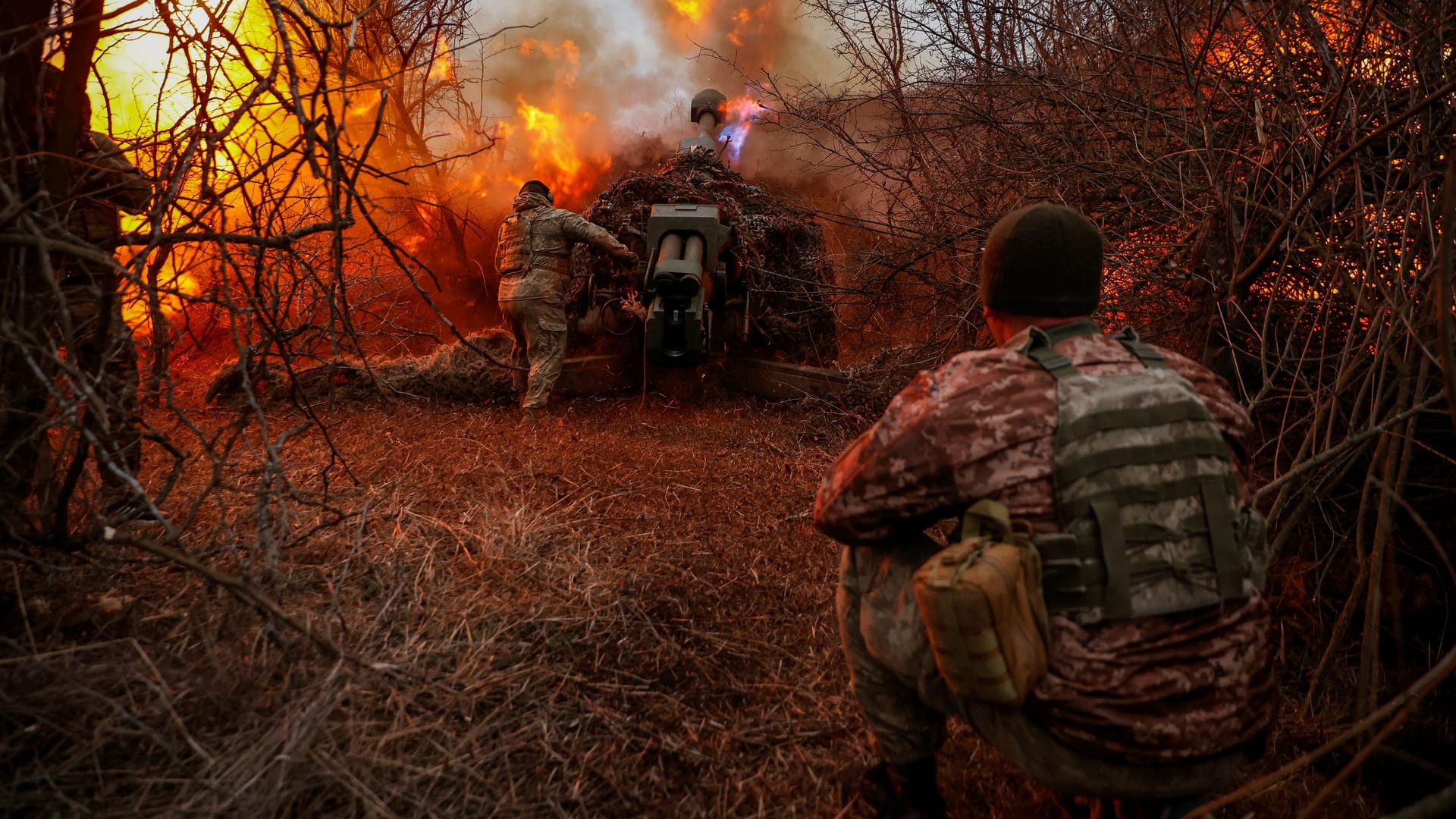 Russland und die Ukraine liefern sich vor allem im Ostend es Landes erbitterte Kenntnis: Die ukrainische Armee muss aufgrund von Munitionsmangel Stellungen aufgeben.