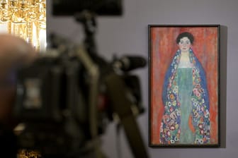 Das Bild «Bildnis Fräulein Lieser» (1917) von Gustav Klimt ist im Wiener Auktionshaus im Palais Kinsky versteigert worden.
