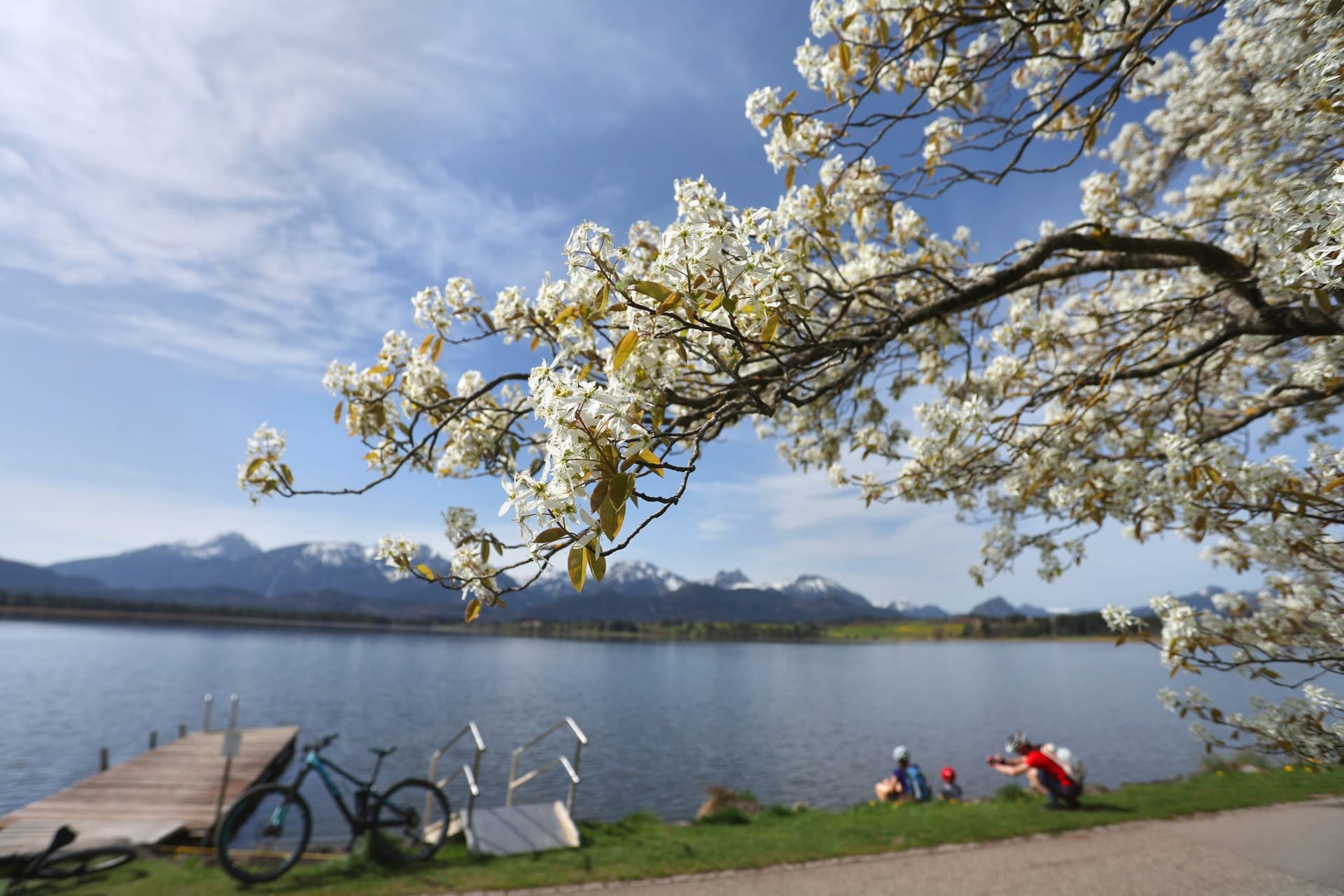 Sonne im bayerischen Füssen: Bis Dienstag bleibt es warm, dann kommt der Absturz.