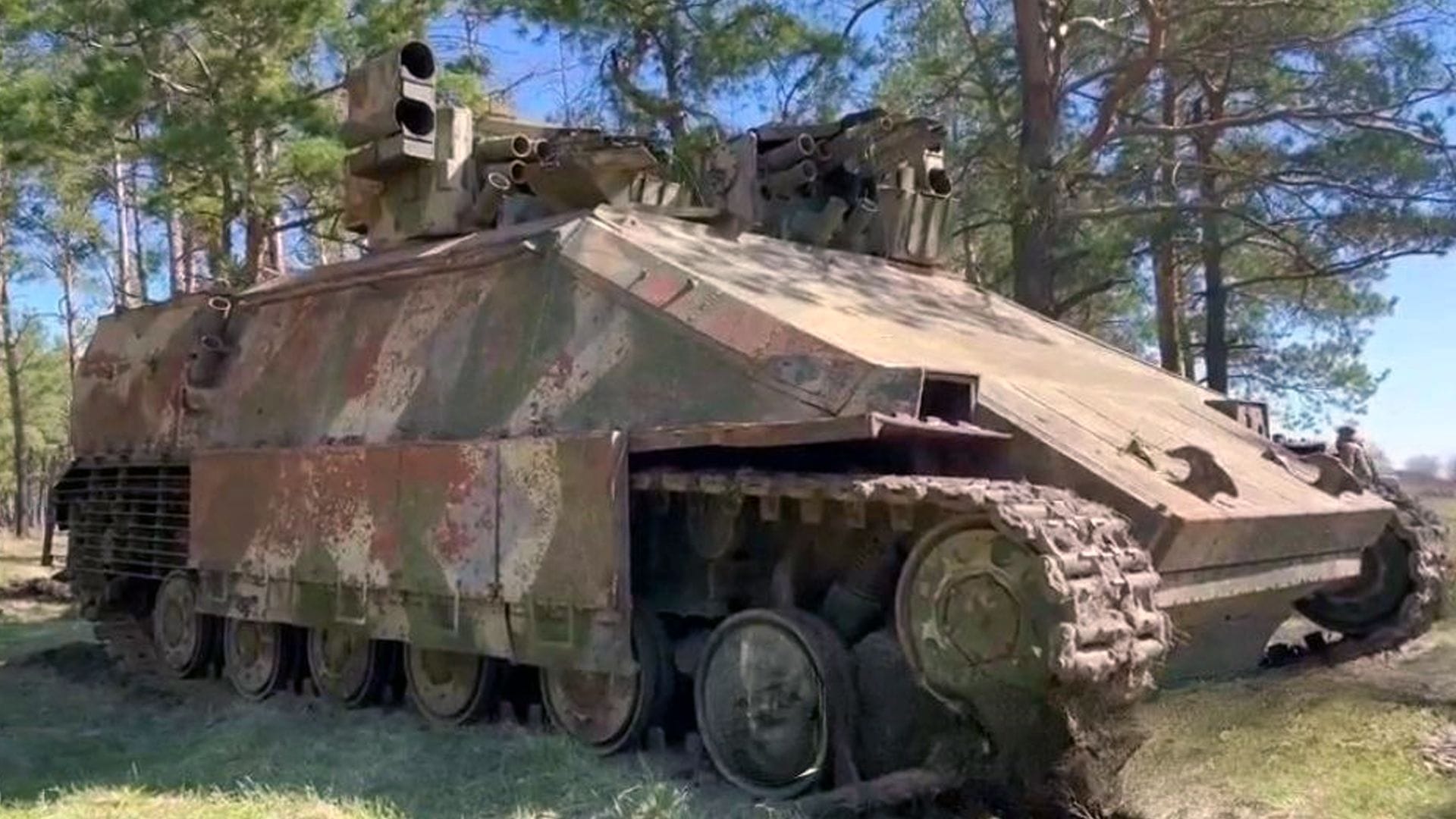 Ukraine-Krieg: Russische Soldaten graben verschollenen Asowez-Panzer aus