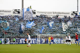 Fans von 1860 München beim Derby in Unterhaching (Archivbild): Mehr als 4.000 Anhänger begleiten ihr Team am Sonntag.
