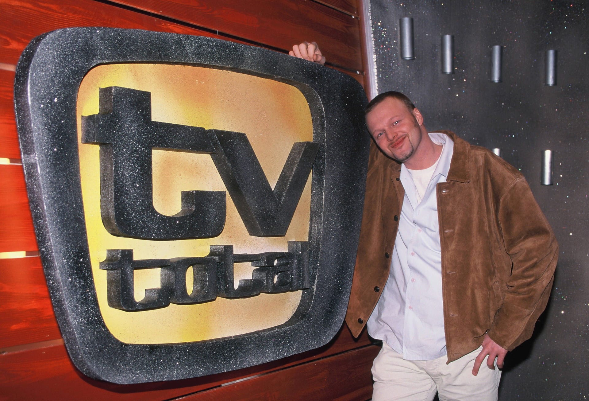 Am 8. März 1999 präsentierte Stefan Raab zum ersten Mal "TV Total".