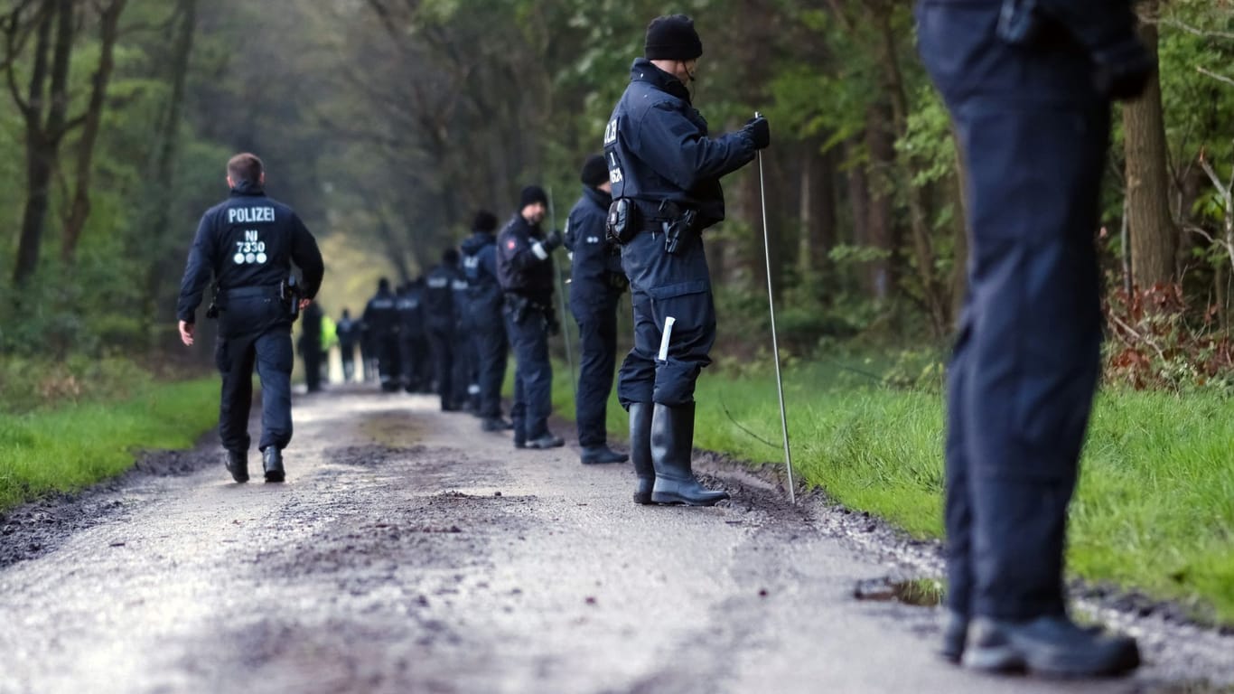 Eine Hundertschaft der Polizei durchsucht ein Waldgebiet bei Bremervörde. Mittlerweile sind auch Helfer aus Hamburg und vielen angrenzenden Landkreisen vor Ort.