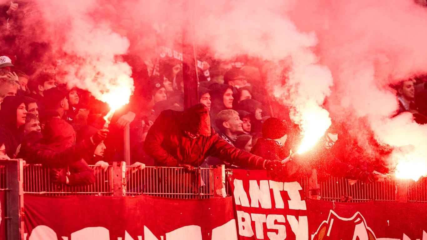 Anhänger von Hannover 96 zündeten im November 2023 wiederholt Pyrotechnik. Auch deshalb ermittle die Polizei, hieß es.