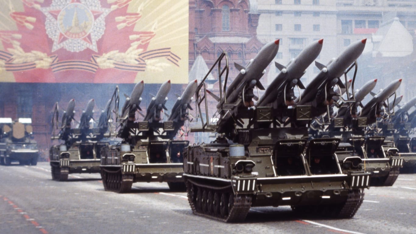 Parade 1985 in Moskau: Zwei Jahre zuvor stand die Welt kurz vor einem Atomkrieg.