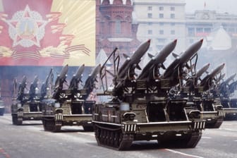 Parade 1985 in Moskau: Zwei Jahre zuvor stand die Welt kurz vor einem Atomkrieg.