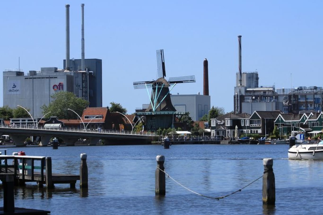 Zwischen moderner Industrie am Zaan-Fluss in Zaandijk: die Mehl-Mühle De Bleeke Dood von 1782.