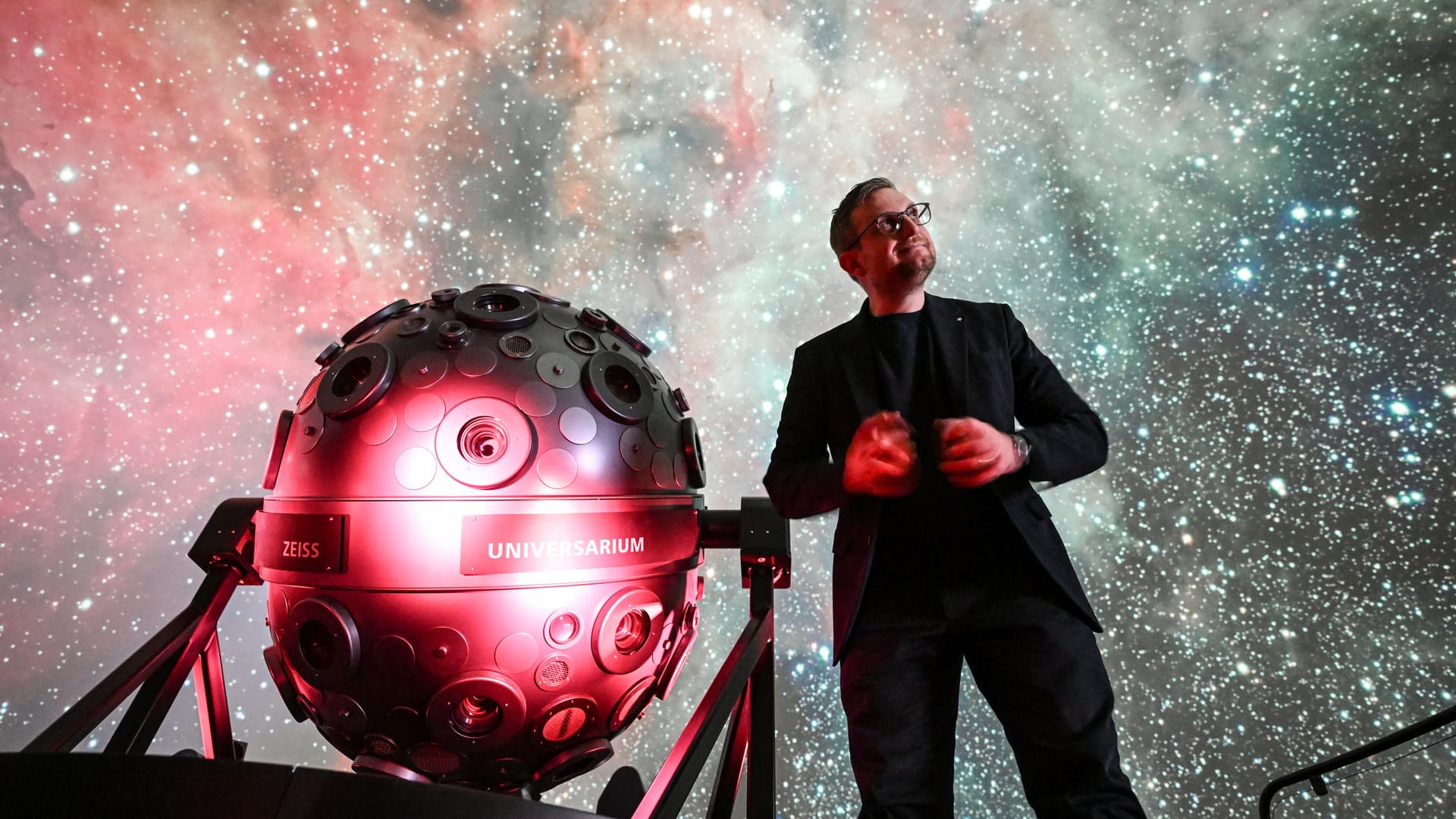 Zeiss-Großplanetarium in Prenzlauer Berg: Tim Florian Horn, Vorstand der Stiftung Planetarium Berlin und Direktor des Zeiss-Großplanetariums und der Archenhold-Sternwarte, wird die Sonnenfinsternis am 8. April einordnen und Hintergrundinformationen geben.