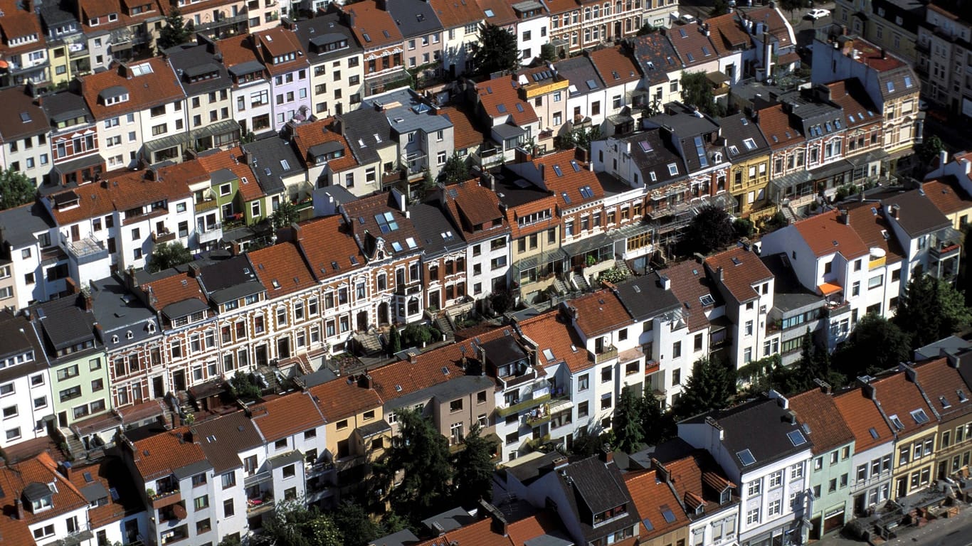 Häuserreihen der Neustadt (Archivbild): Der Versorgungsgrad mit angemessenem Wohnraum ist in Bremen niedrig.