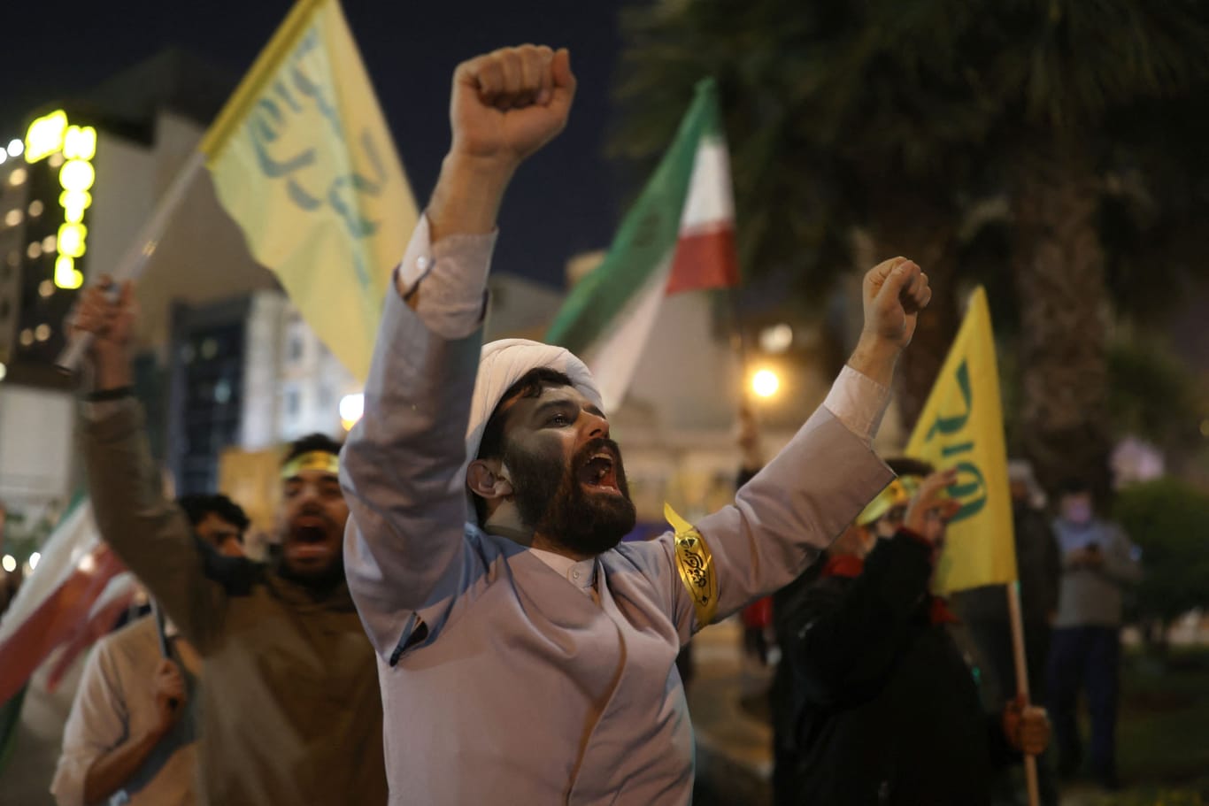 Feiernde Iraner in den Straßen Teherans: Attacke gegen den Erzfeind.