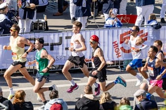Marathon-Läufer am Hafen: In diesem Jahr mussten Sanitäter deutlich öfter als in den Vorjahren eingreifen.