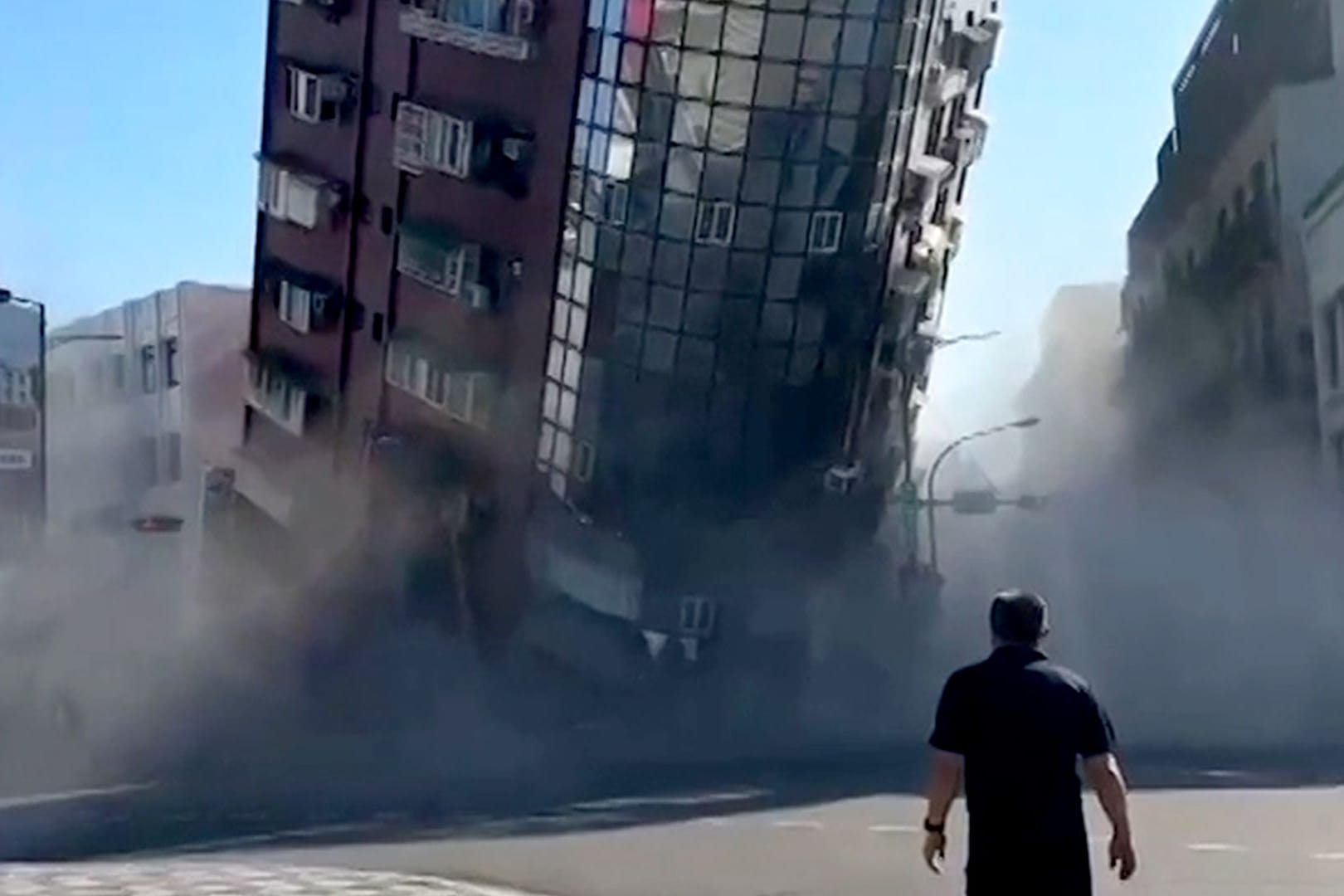 Zerstörte Häuser nach schwerem Erdbeben in Taiwan