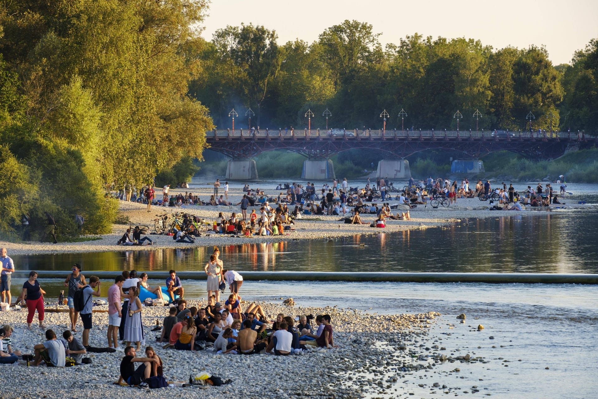 Jugendliche am Flaucher (Archivfoto): Dort soll es am Montagabend zu einer sexuellen Belästigung gekommen sein.