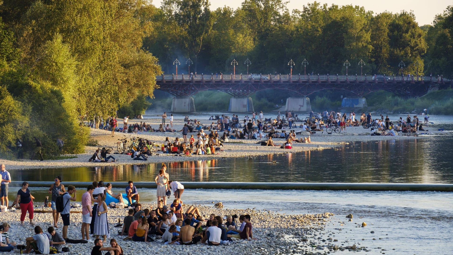 Jugendliche am Flaucher (Archivfoto): Dort soll es am Montagabend zu einer sexuellen Belästigung gekommen sein.