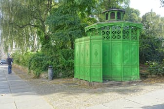 Toilettenhäuschen in Berlin (Archivbild): In Friedrichshain-Kreuzberg sollen bald WC-Aufpasser unterwegs sein.