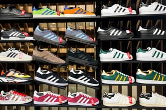 Jetzt ist der perfekte Zeitpunkt, um neue Schuhe zu kaufen: Heute sind verschiedene Sneaker von Adidas für Frauen und Männer bei Amazon reduziert. (Symbolbild)
