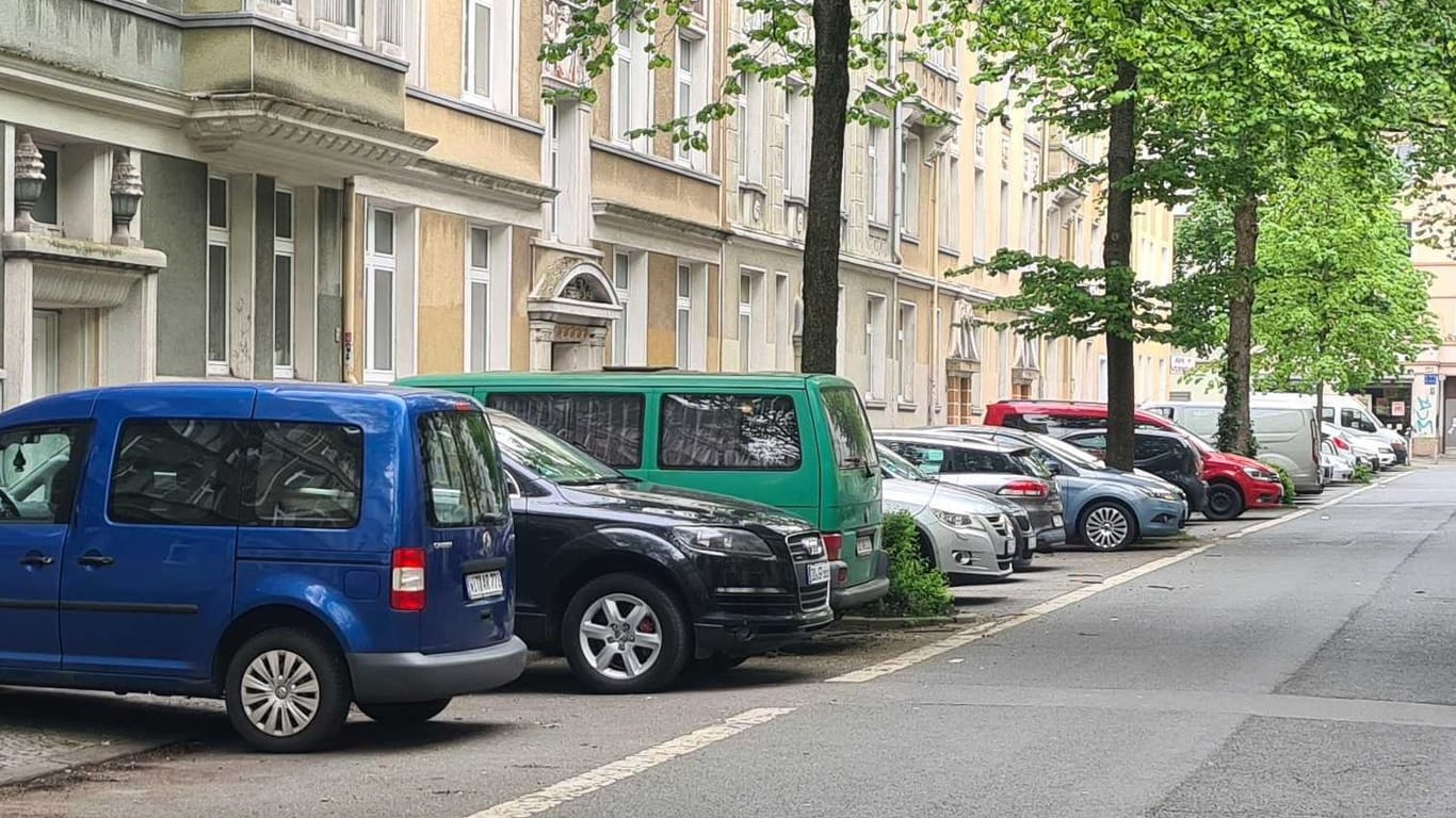 Anwohnerparken im Hafenviertel: Das Ordnungsamt verteilte Warnungen an sämtliche Fahrzeughalter in der Feldherrnstraße.