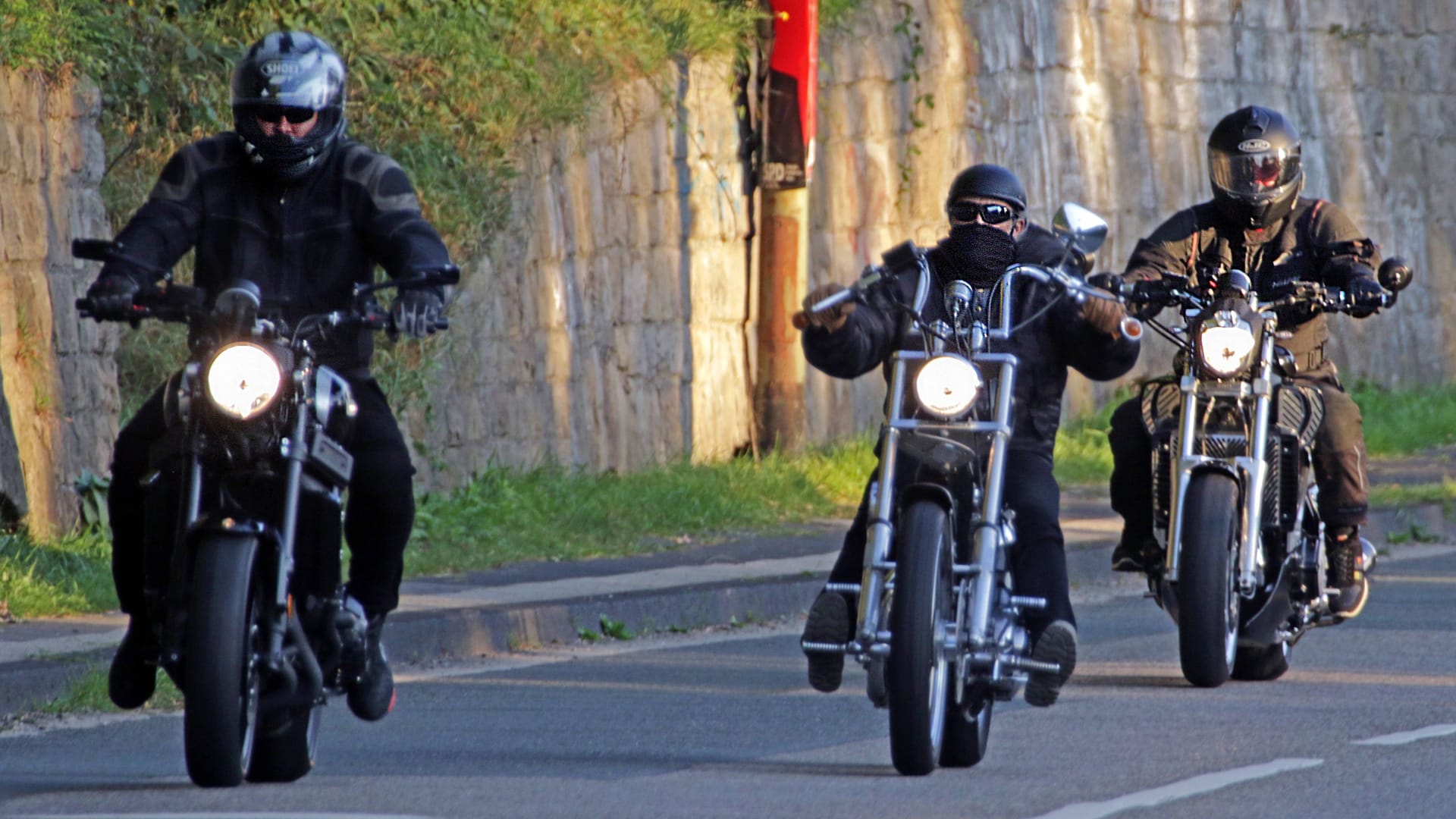 Motorradfahrer sind auf einer Straße unterwegs (Symbolfoto): Die Hintergründe der Attacke sind noch unklar, die Polizei ermittelt. Motorradfahrer sind auf einer Straße unterwegs (Symbolfoto): Die Hintergründe der Attacke sind noch unklar, die Polizei ermittelt.