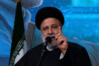 Der iranische Präsident Ebrahim Raisi während einer Gedenkfeier für den verstorbenen General der Revolutionsgarden, Soleimani (Archivbild).
