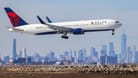 Eine Boeing 767 der Delta Airlines kommt in New York an (Archivbild): Beim Start verlor eine solche Maschine die Rutsche.
