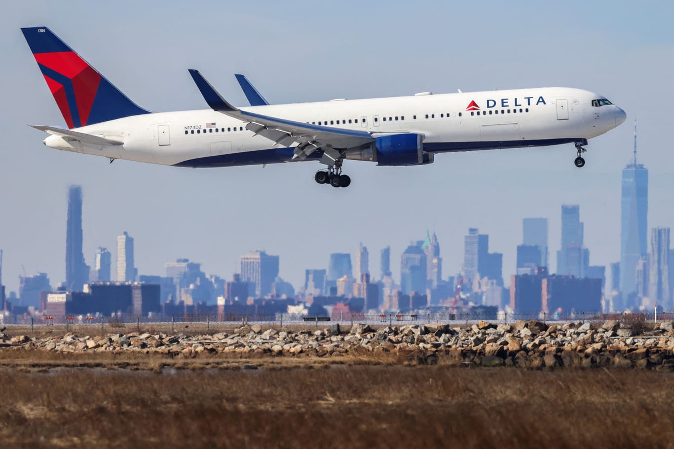 Eine Boeing 767 der Delta Airlines kommt in New York an (Archivbild): Beim Start verlor eine solche Maschine die Rutsche.