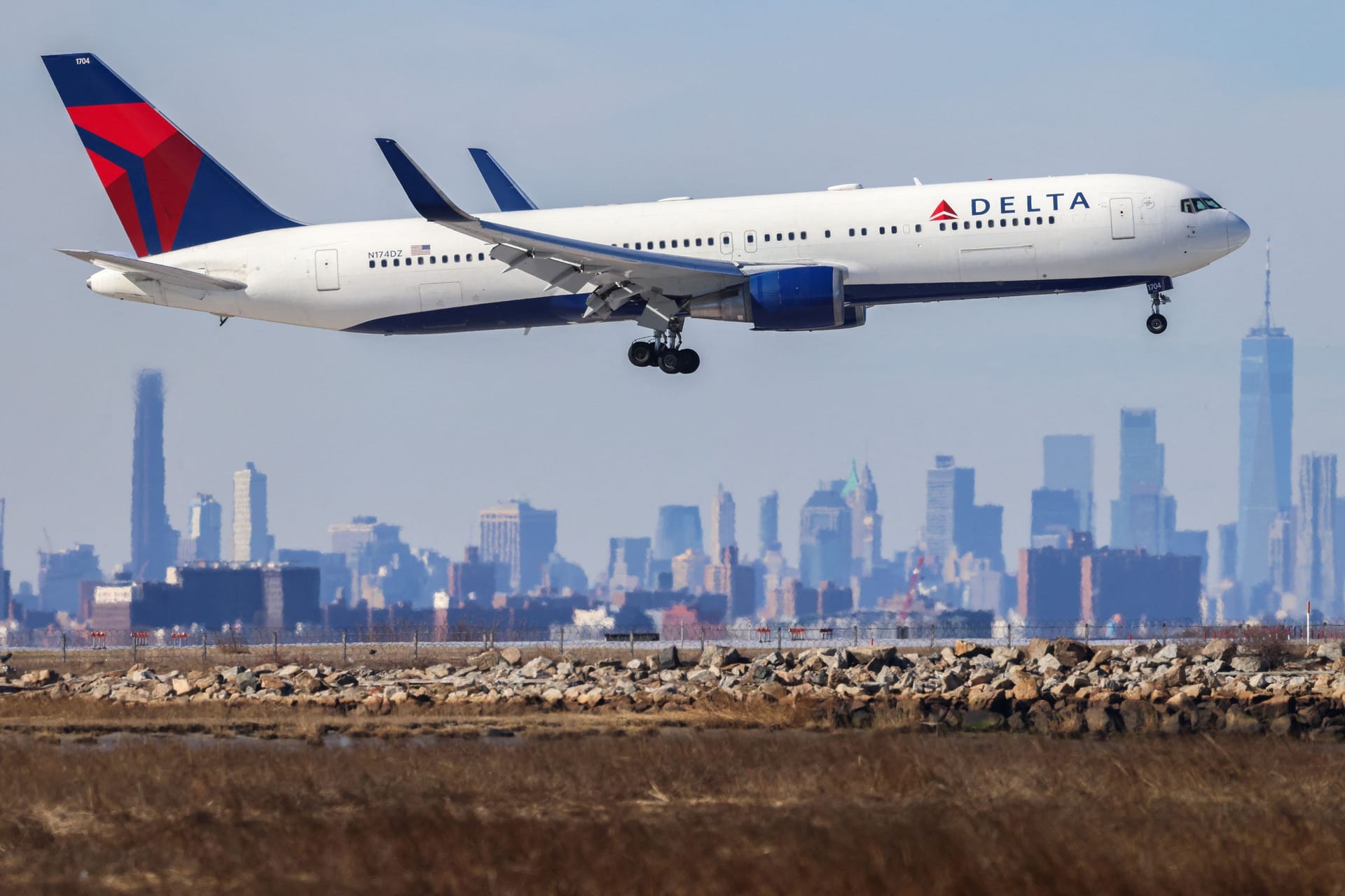 Eine Boeing 767 der Delta Airlines kommt in New York an (Archivbild): Beim Start verlor eine solche Maschine die Rutsche.