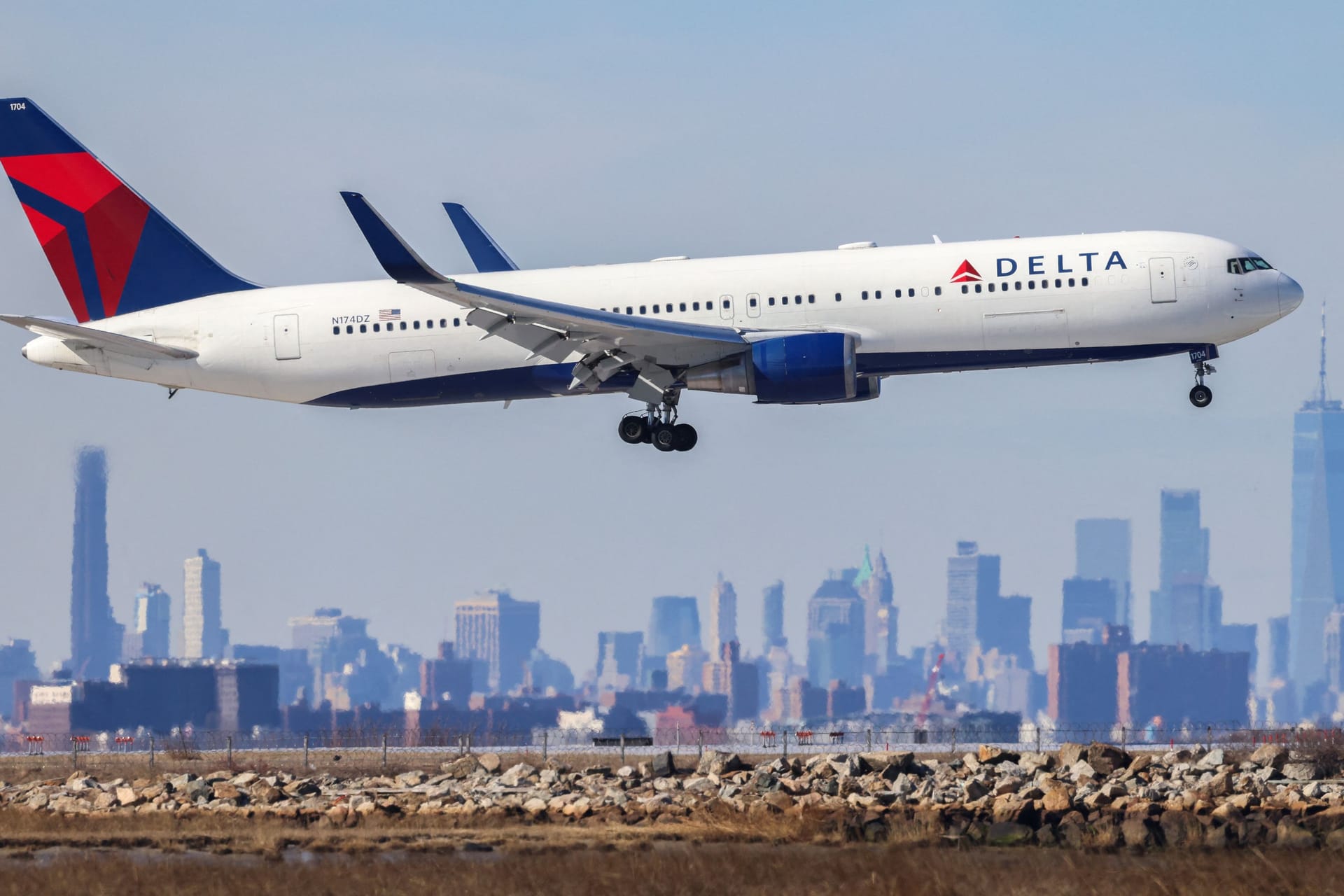 Eine Boeing 767 der Delta Airlines kommt in New York an (Archivbild): Beim Start verlor eine solche Maschine die Rutsche.