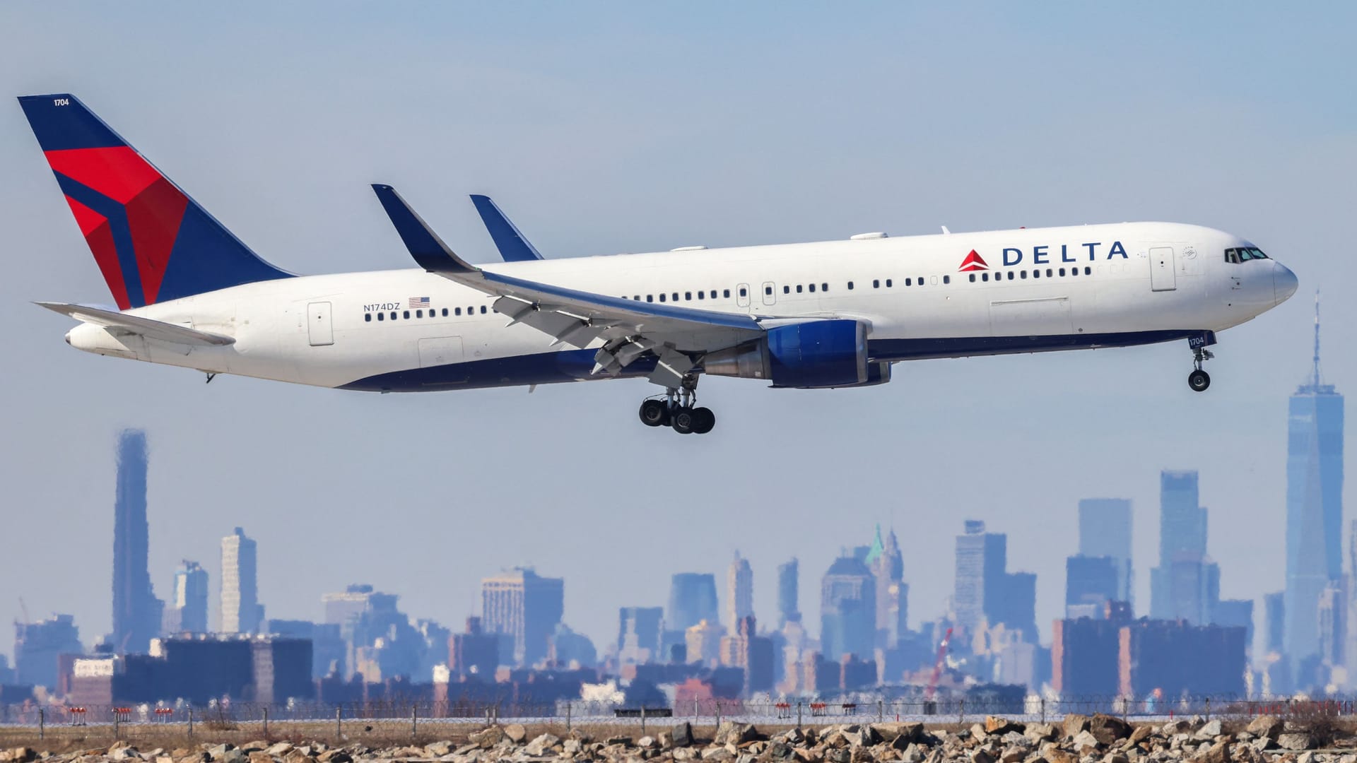 Eine Boeing 767 der Delta Airlines kommt in New York an (Archivbild): Beim Start verlor eine solche Maschine die Rutsche.