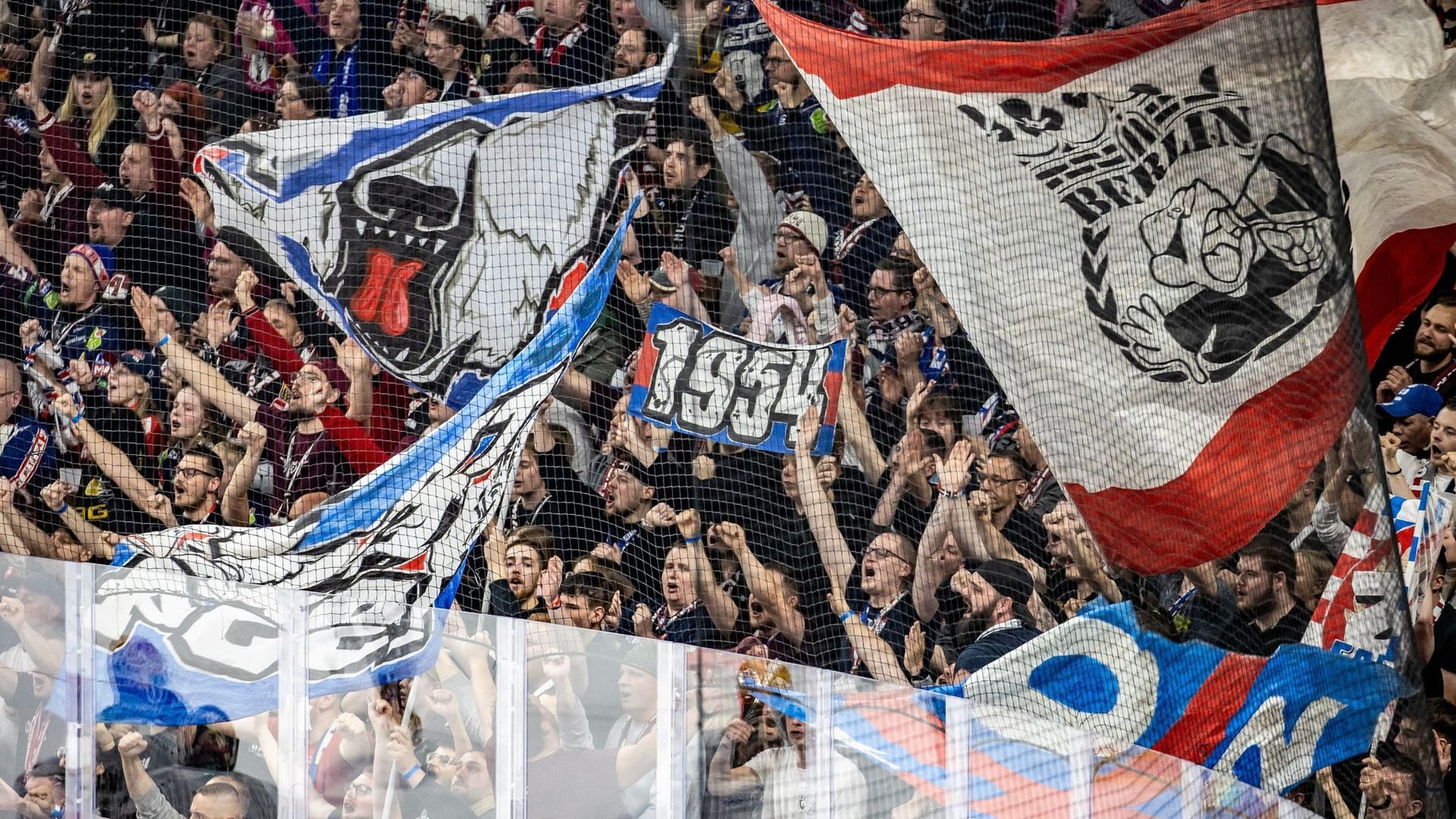 Fans der Eisbären Berlin