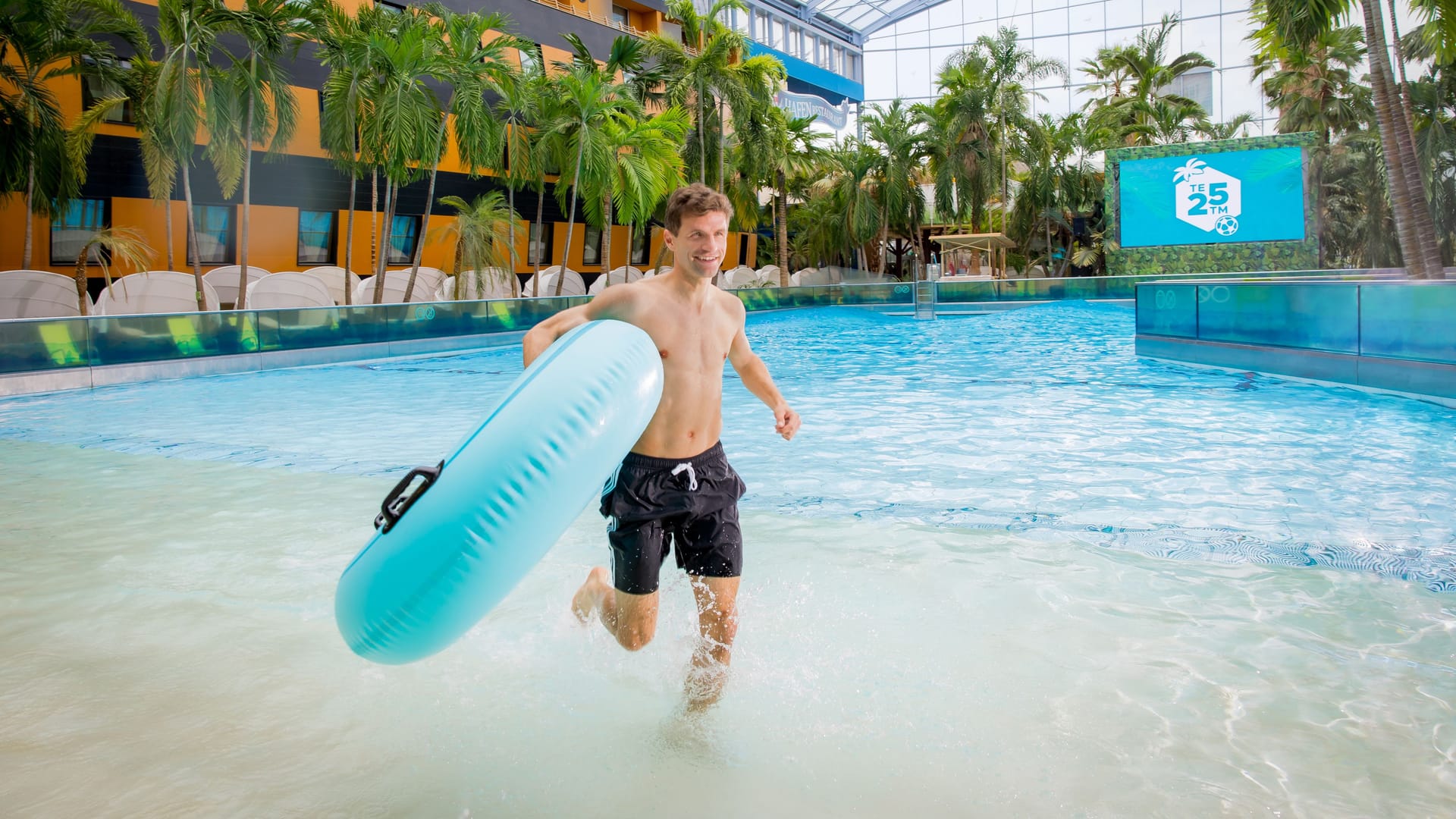 Thomas Müller in der Therme Erding: Der Bayern-Profi wird das neue Gesicht der größten Therme der Welt.