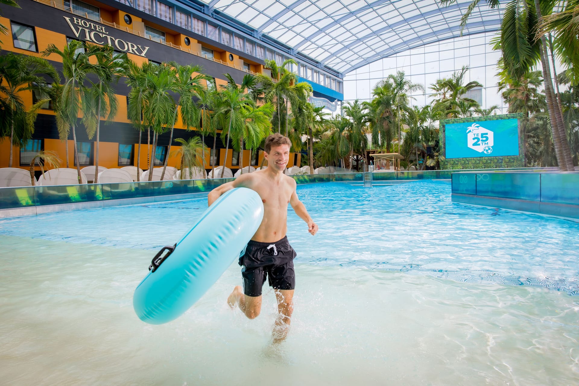 Thomas Müller in der Therme Erding: Der Bayern-Profi wird das neue Gesicht der größten Therme der Welt.