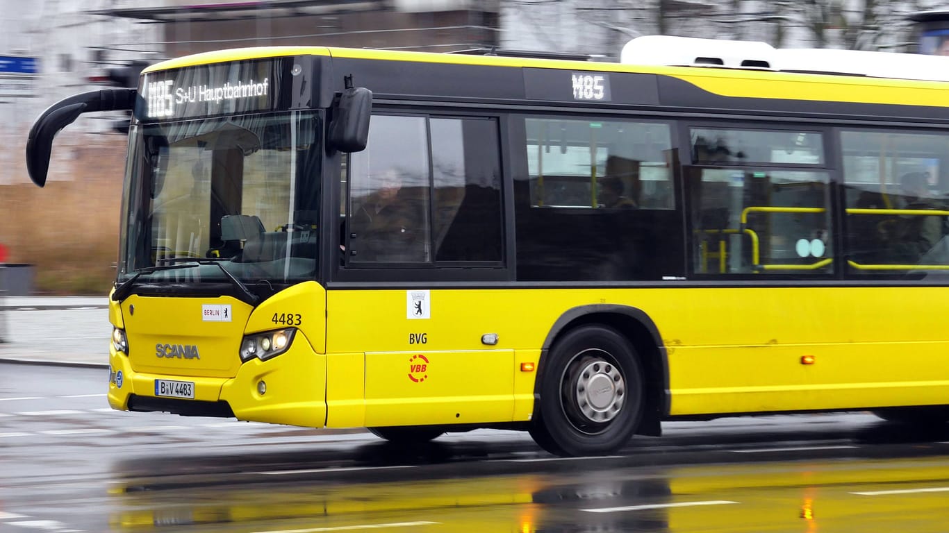 05.01.2024, Berlin - Deutschland. Ein Bus der Linie 85 unterwegs in der Stadt.