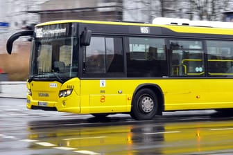 05.01.2024, Berlin - Deutschland. Ein Bus der Linie 85 unterwegs in der Stadt.
