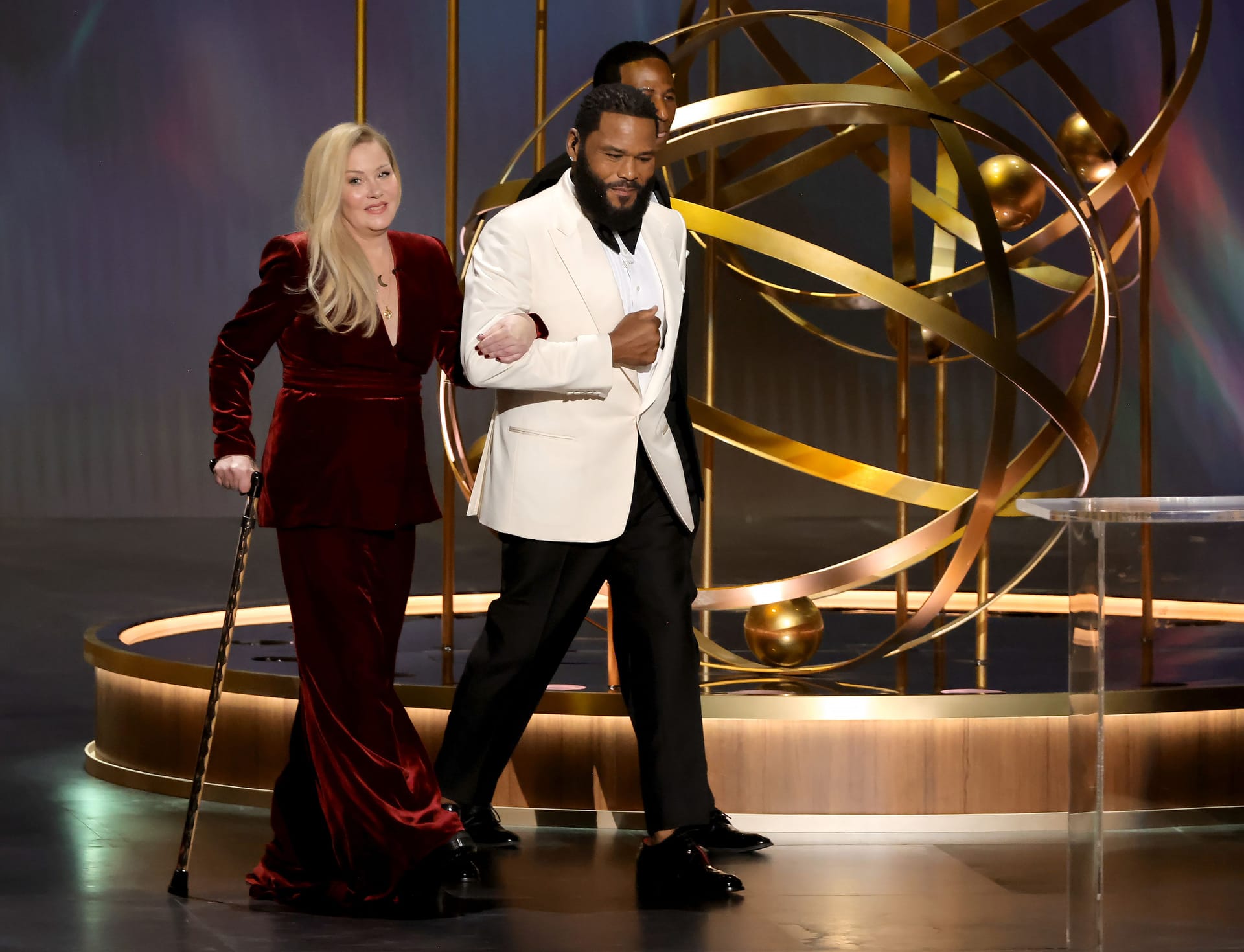 Christina Applegate mit Anthony Anderson bei der Emmy-Verleihung im Januar 2024