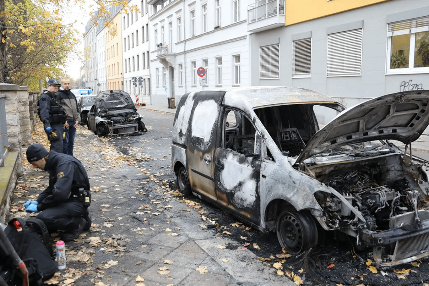 Brandanschlag Ende 2019 auf vier Autos von Hentschke-Bau in der Dresdner Neustadt: Seither traf es das Bauunternehmen sechs weitere Male.