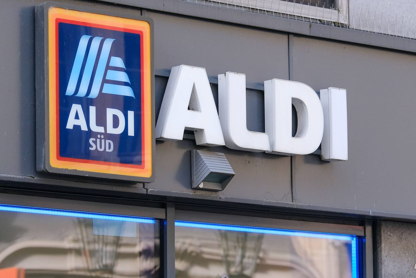 Logo von Aldi Süd (Symbolbild): Einige Kunden verlassen nach einer Neuerung im Kassenbereich den Laden offenbar unbeabsichtigt ohne zu zahlen.