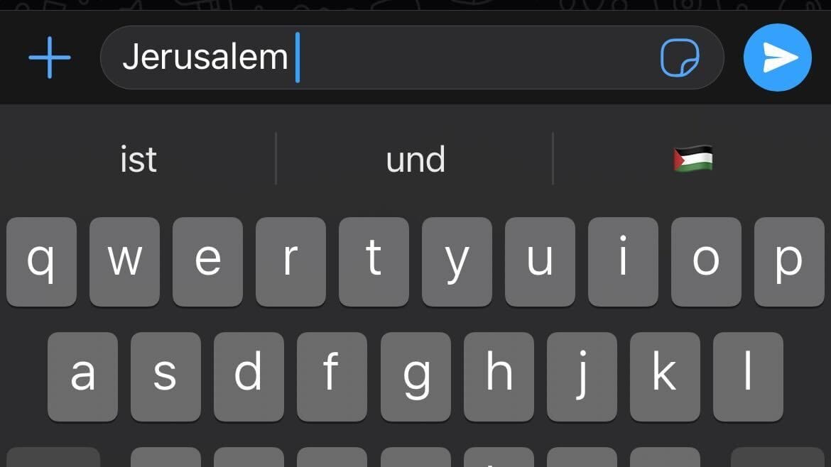 Wer auf einem iPhone mit englischem Tastaturlayout "Jerusalem" eintippt, bekommt die Palästina-Flagge als Emoji vorgeschlagen.