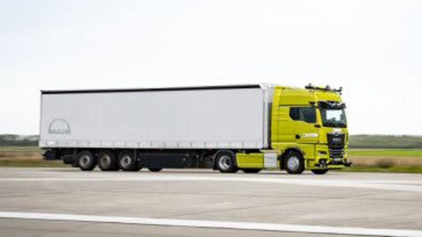 Fahrerlos über die Straßen: Der Lkw-Hersteller MAN hat Anfang April die Genehmigung zur Erprobung fahrerloser Lastwagen auf der Autobahn erhalten.