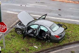 Das Auto nach dem Zusammenstoß: Bei dem Unfall wurden mehrere Personen verletzt, eine Frau starb.