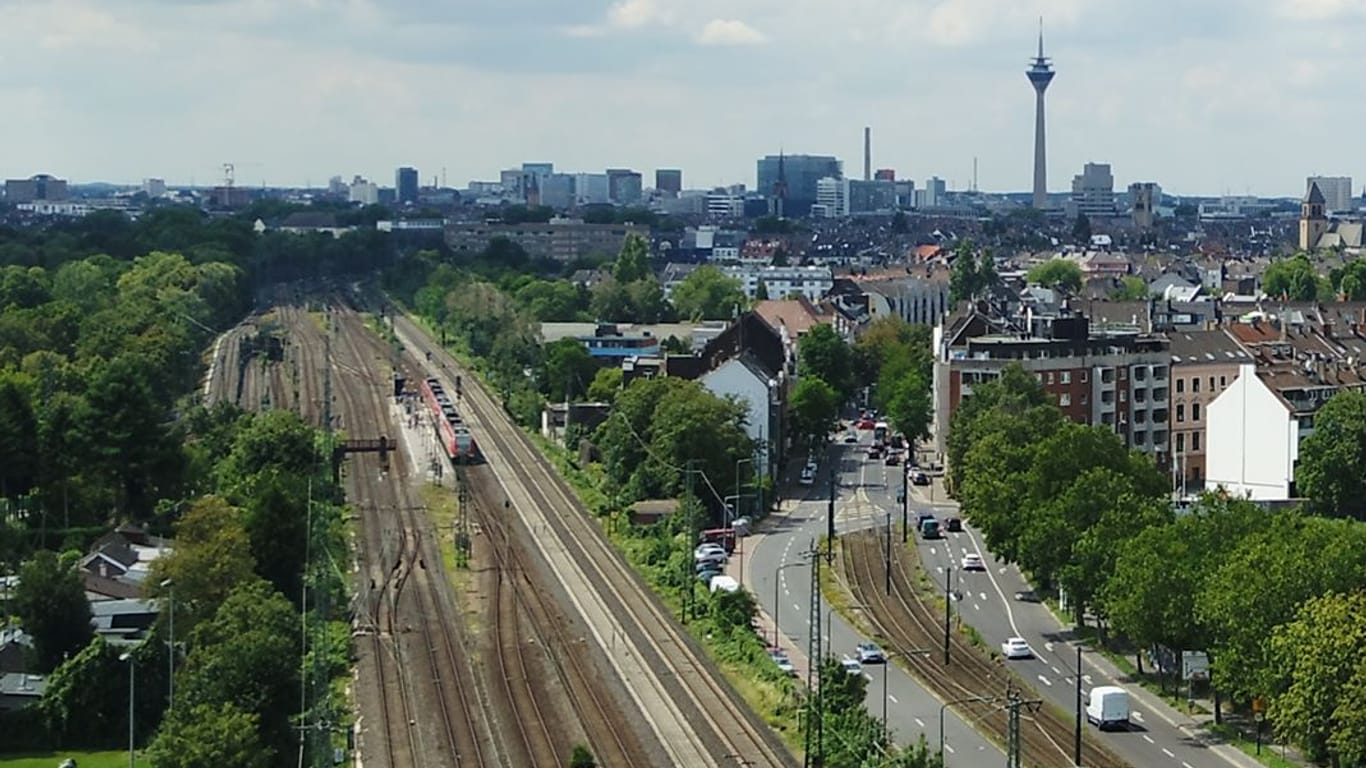 Düsseldorf von oben: Im Norden der Stadt laufen die ersten sichtbaren Arbeiten für den RRX-Ausbau.