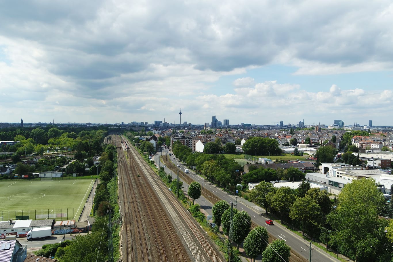 Düsseldorf von oben: Im Norden der Stadt laufen die ersten sichtbaren Arbeiten für den RRX-Ausbau.