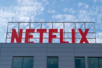 Das Logo von Netflix ist auf einem Gebäude des Videostreaming-Anbieters zu sehen.