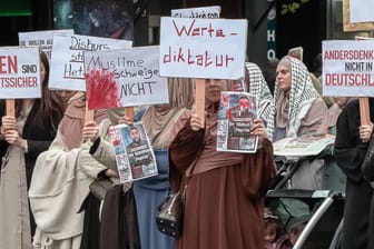 Teilnehmer bei einer Islamisten-Demo in Hamburg: Die Kundgebung richtete sich laut Veranstalter gegen die Berichterstattung über den Islam.
