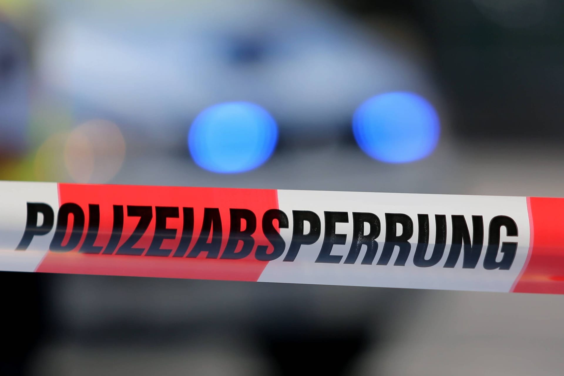 Polizeiabsperrband (Symbolbild): Die Polizei hat keine Spuren von Gewalteinwirkung an dem Skelett feststellen können.