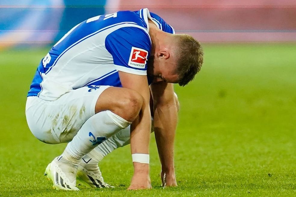 Darmstadts Fabian Nürnberger hockt auf dem Spielfeld. Er und sein Team sind abgestiegen.